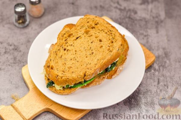 Горячий бутерброд со шпинатом, луком и сыром