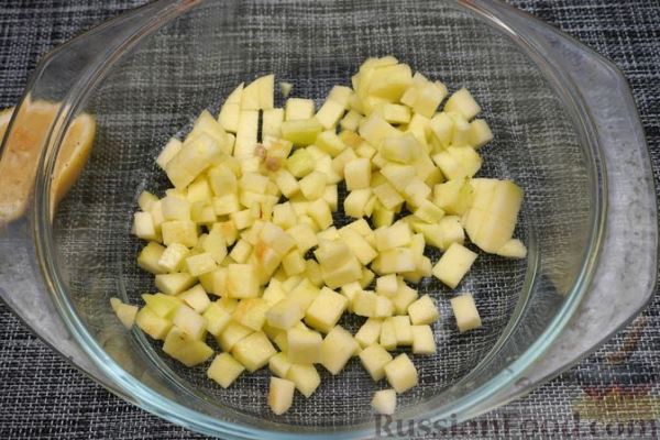 Салат с копчёной скумбрией, яблоком, огурцом и горошком