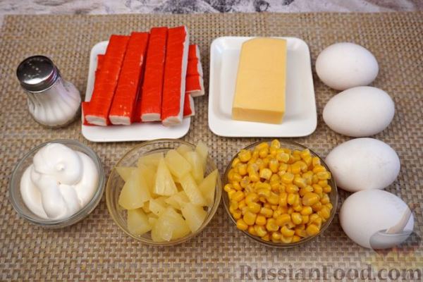 Салат с крабовыми палочками, ананасом, сыром и кукурузой