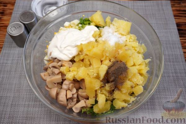 Картофельный салат с шампиньонами и горошком