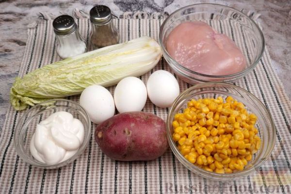 Слоёный салат с курицей, картофелем, кукурузой и пекинской капустой
