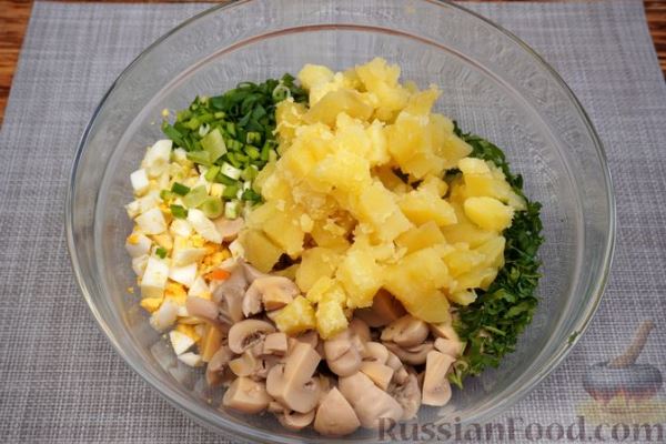 Картофельный салат с шампиньонами и горошком