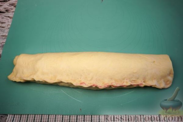 Дрожжевой пирог-плетёнка с клюквой и сливочным сыром
