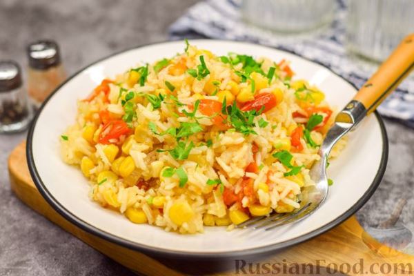 Рис с помидорами и кукурузой (на сковороде)