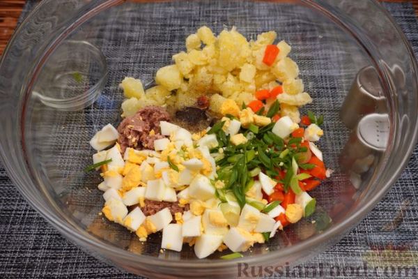 Салат с тунцом, овощами и яйцами