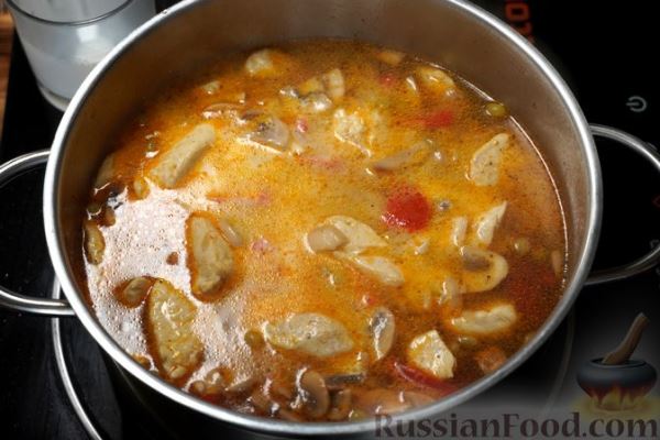 Куриный суп с грибами, горошком и сливками
