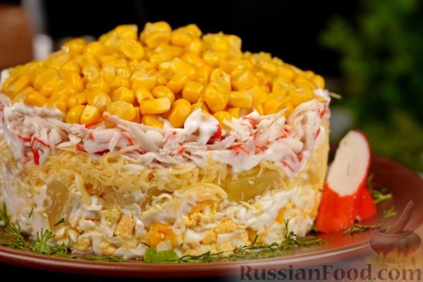 Салат с крабовыми палочками, ананасом, сыром и кукурузой