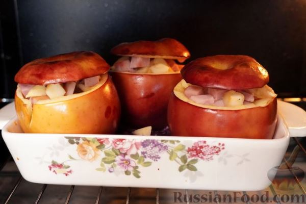 Яблоки, фаршированные ветчиной, запечённые с краснокочанной капустой