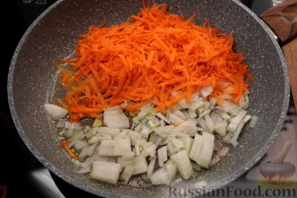 Салат с куриной печенью, фасолью, морковью и грибами