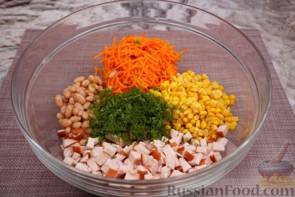 Салат с копчёной курицей, морковью по-корейски, фасолью и кукурузой