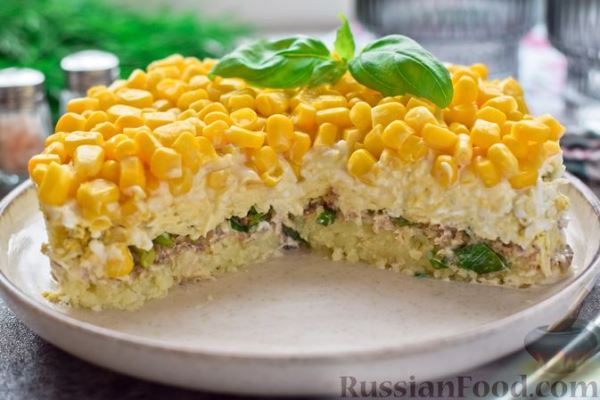 Слоёный салат со шпротами, картофелем, кукурузой и сыром