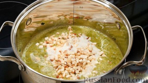 Крем-суп из зелёного лука, грибов и картошки