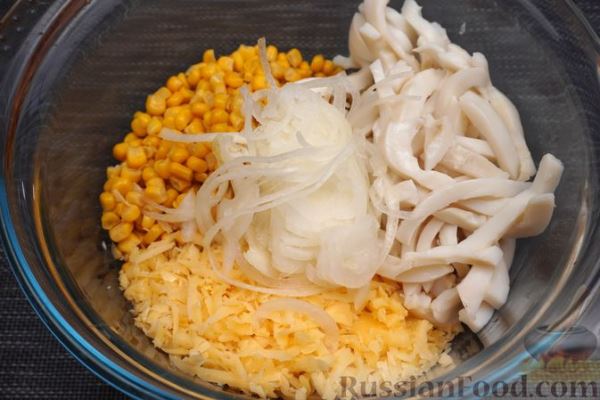 Салат с кальмарами, кукурузой и сыром