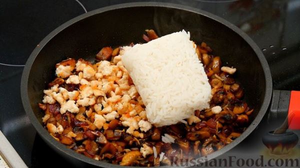 Азиатский рис с грибами и куриным фаршем