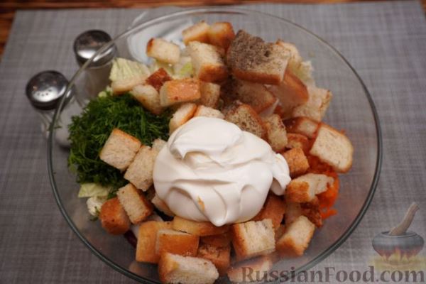 Салат с фасолью, морковью по-корейски, пекинской капустой и сухариками
