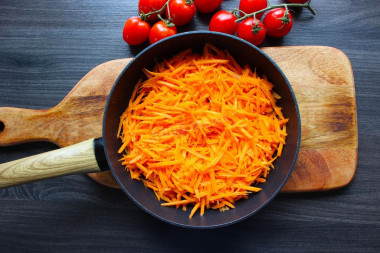 Лук с томатной пастой и морковь на сковороде