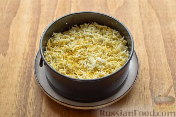 Слоёный салат со шпротами, картофелем, кукурузой и сыром