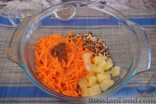 Морковный пирог с ананасом, орехами и изюмом