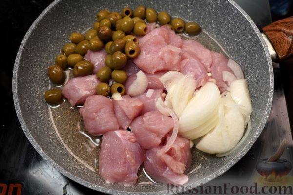 Картофельная запеканка с индейкой, оливками и соусом бешамель