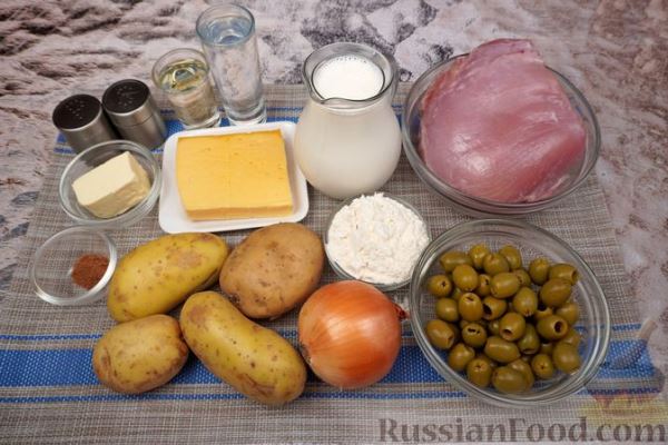 Картофельная запеканка с индейкой, оливками и соусом бешамель